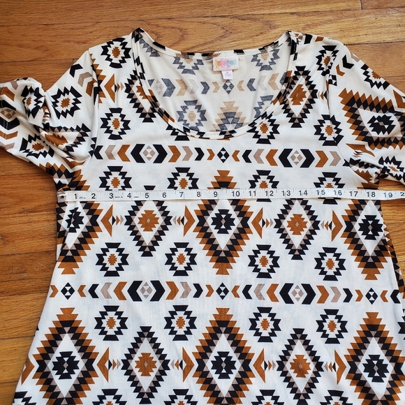 Lularoe Geometric Patterned Curved Hem Top Size Med - Picture 5 of 7